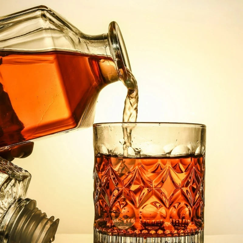 950ml Whiskey Vodka Wine Decanter Wine Bottle European Style Square Wine Glass Bottle Beer Spirits Glass Bar Home Decor 2025 New